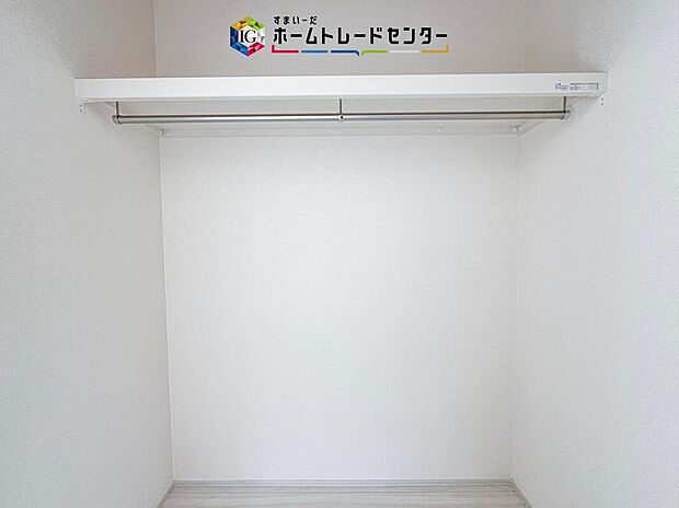 【収納】収納スペースは住宅を探す際には重要なポイントの一つだと思います。そのため少しでも空間が取れるところは可能な限り収納スペースとしたしました。居室をスッキリとお使いいただきたいお客様に大変喜ばれています。