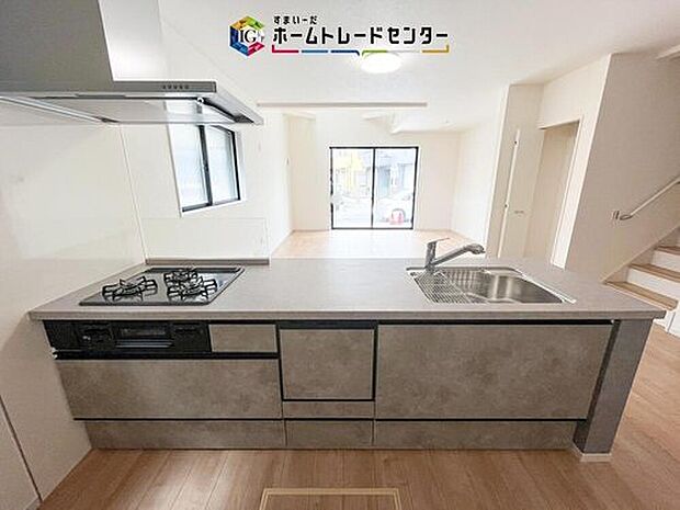 【【システムキッチン】】対面式のシステムキッチン。3口ガスコンロとシンクを備え、下部に引き出し収納がありLDKと一体の開放的な配置です。