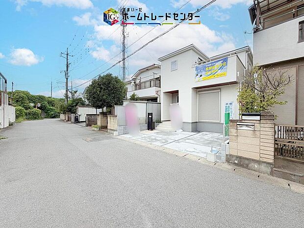 【前面道路含む現地写真】木目調の軒天がアクセントになった玄関まわりです。宅配ボックスとインターホンを備え、不在時の荷物受け取りにも便利。雨の日も落ち着いて出入りしやすい屋根付きの設計になっています。