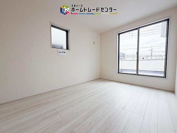 【洋室】2面採光の洋室です。窓からの眺望もよくなり視界が広いので、部屋にいても飽きません、そしてもちろん大切なのは明るさと風通し、明るい日差しと心地よい風で自分のお部屋でくつろげる贅沢をご提供します。