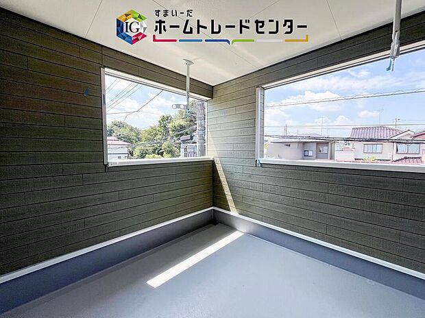 【バルコニー】この物件の魅力の一つです。南面にあるバルコニーはもちろん日当たり良好、だからこそ広くとり、洗濯物を干しやすくするとともに、日光浴にも遊び場にも使える空間を確保いたしました。