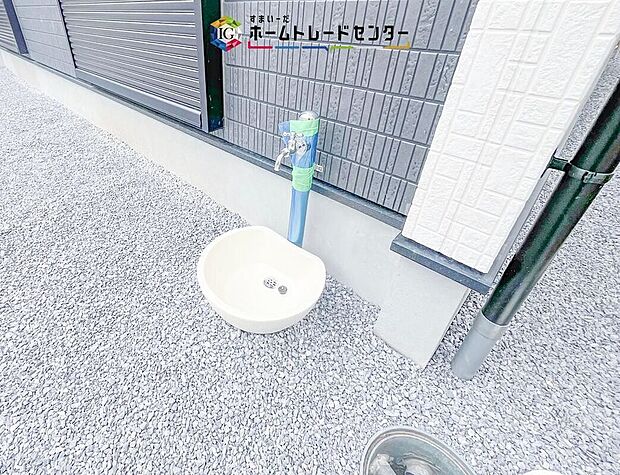 【【立水栓】】バーベキューなど、お庭でアウトドアを楽しむ方にとっては、外に水栓があれば家の中から水を運び出す手間が省けます。洗車の際にも便利です♪