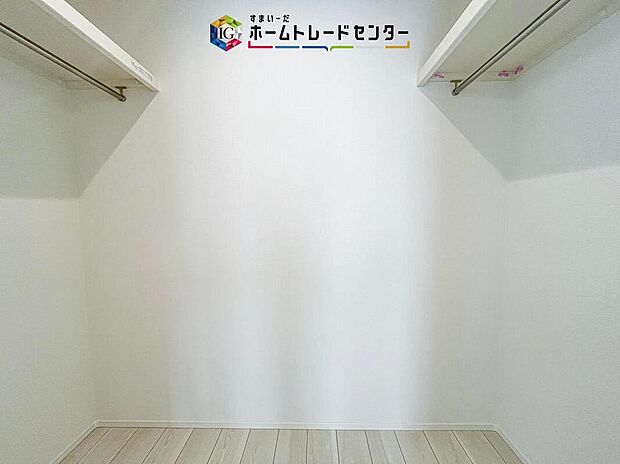 【収納】大容量のウォークインクローゼットです。どなた様でも収納に頭を悩ませたことがあるかと思います。ウォークインクローゼットがございますと一気に解決いたしますし、お部屋を最大限の空間ですっきりお使い頂けます。