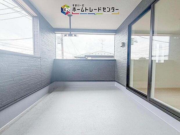 【バルコニー】下の階の屋根部分に作られたバルコニーです。通常のバルコニーよりも広さがあるのでイスやテーブルを置いてセカンドリビングのような使い方ができます。
