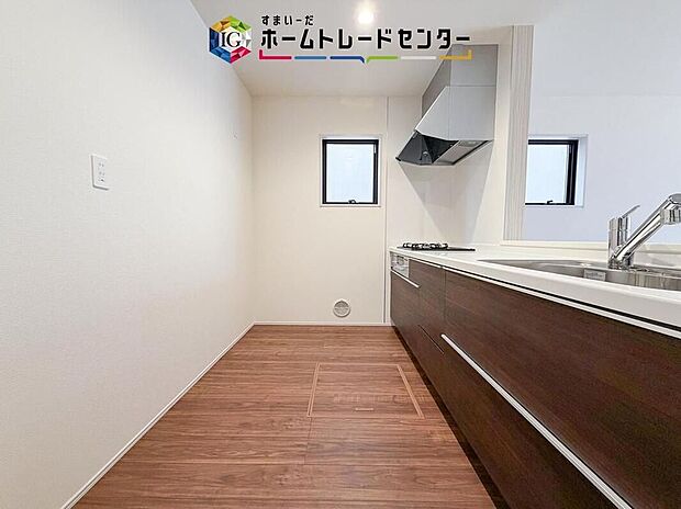 【キッチン】キッチンスペースは家族で作業が出来るよう広めにとりました。みんなで楽しくお料理をすれば、より美味しい食事が創れそうです。そしてお料理好きなお子様が育つかも、もちろん片付けもみんなでできます。