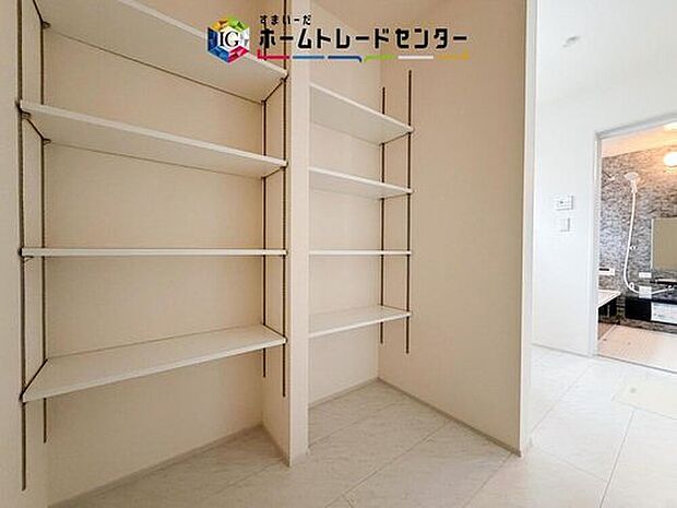 【収納】雨の日の物干しや、洗濯した衣服にアイロンをかけたり畳んだり、洗濯に関する家事を一ヵ所で行うことができます。移動する手間が省けるので家事の時短になります♪