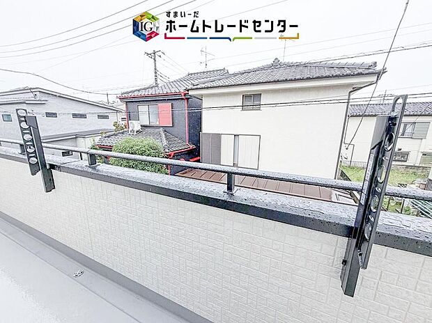 【【バルコニー竿受け】】壁面に固定する物干しは安定性が高く、強風の日も安心。折りたためば邪魔にならず、ベランダを広く使えるのがポイントです。家族の多いご家庭でも洗濯物がたくさん干せて、日々の家事をぐっと楽にしてくれます。