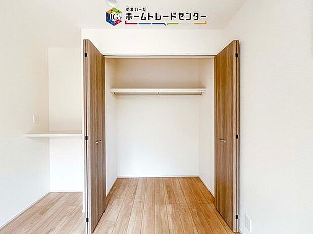 【収納】収納スペースは住宅を探す際には重要なポイントの一つだと思います。そのため少しでも空間が取れるところは可能な限り収納スペースとしたしました。居室をスッキリとお使いいただきたいお客様に大変喜ばれています。