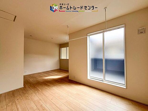 【洋室】日当りの良さは写真でも充分に伝わるかと思いますが、開放感のある周囲にめぐまれたおかげで、風通しもとても良くなっております。ぜひ現地を見ていただき体感していただきたいポイントです。