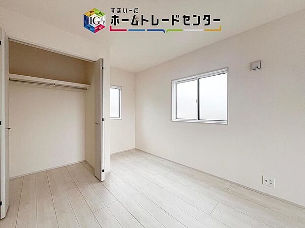 【洋室】収納付きの洋室なら、衣類やバッグをしまって室内を広く使えます。お子さまの個室、夫婦の寝室、仕事部屋など、家族の成長や暮らし方に合わせて使い方を変えられ、家具を増やしすぎずに過ごしやすい一室です。