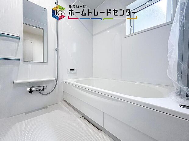 【【浴室】】一坪タイプのユニットバスは、足をしっかりと延ばして一日の疲れを癒すことが可能です。浴室暖房乾燥機も完備しておりますので、カビの心配が無いのはもちろん、雨の日のお洗濯物はお風呂で乾かせます。