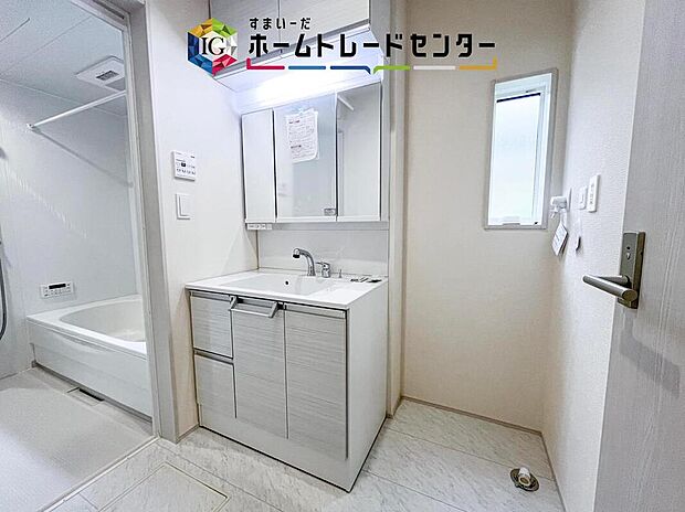 【【洗面所】】合わせ鏡が可能な3面鏡です。朝の忙しい時間でもの身だしなみのチェックもここだけで完結できます。もちろん鏡の後ろは充分な収納力を持った収納となっており、視界に入る部分はスッキリと片付きます。