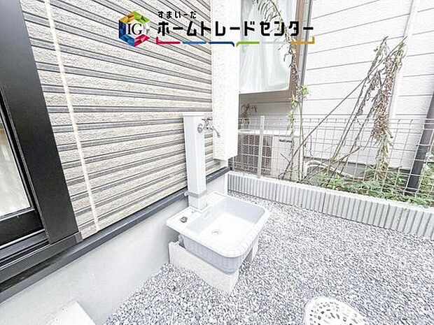 【【立水栓】】屋外の立水栓は、洗車や玄関まわりの掃除、夏場の水遊びなど幅広く活躍します。外で使った物をその場で洗いやすく、泥の付いた靴やお子さまの遊び道具を室内へ持ち込まずに済むのも便利なポイントです。