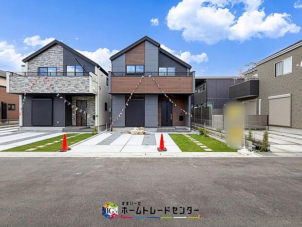 【現地外観写真】お車はゆとりをもって並列2台停めていただます。お出かけの際に誰かに頼んで前の車をどかしたり、1台の停め方によってはもう一台の駐車が難しかったり、そんなストレスとは無縁の広さがあり、楽々停められます。