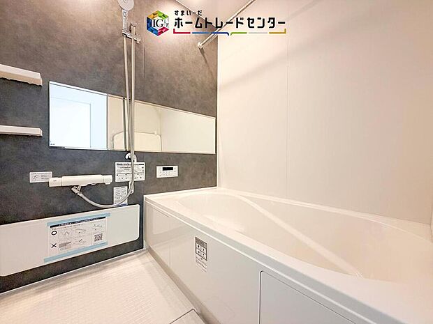 【【浴室】】一坪タイプのユニットバスは、足をしっかりと延ばして一日の疲れを癒すことが可能です。浴室暖房乾燥機も完備しておりますので、カビの心配が無いのはもちろん、雨の日のお洗濯物はお風呂で乾かせます。