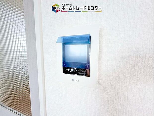 【【TVモニター付きインターホン】】録画機能もあり、どのような人が何時に来訪されたのかが分かります。防犯上はもちろん、お届け物などの把握にも便利です。ライトが付いているので、夜間でも安心です。