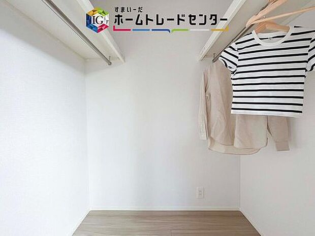 【【ウォークインクローゼット】】お子様との思い出もたっぷりしまえるウォークインクローゼット。衣類だけでなく、鞄などの小物からスーツケースやレジャー用品などの大きな物までたっぷり収納出来ます。