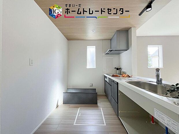 【キッチン】キッチンスペースは家族で作業が出来るよう広めにとりました。みんなで楽しくお料理をすれば、より美味しい食事が創れそうです。そしてお料理好きなお子様が育つかも、もちろん片付けもみんなでできます。