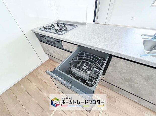【【食器洗浄乾燥機】】忙しいご家庭の味方、後片付けもラクラクなビルトイン食洗機付き。洗い終わった食器の水切りや乾燥としても便利です。