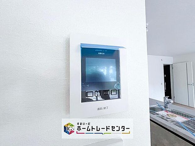 【【TVモニター付きインターホン】】録画機能もあり、どのような人が何時に来訪されたのかが分かります。防犯上はもちろん、お届け物などの把握にも便利です。ライトが付いているので、夜間でも安心です。