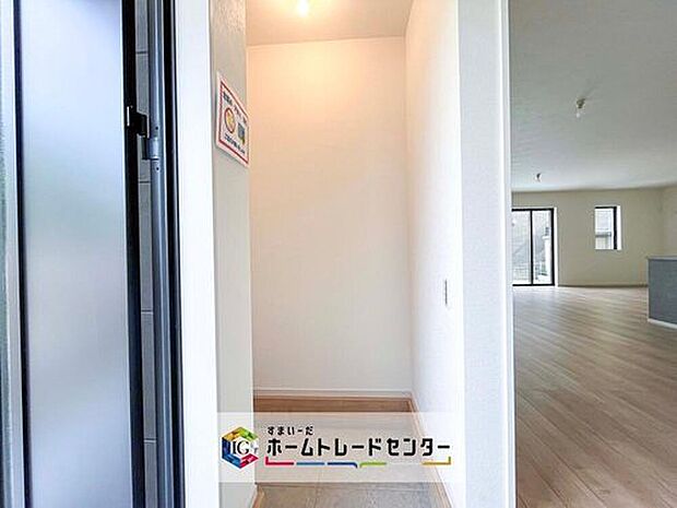 【【シューズインクローク】】ロングブーツやトレッキング靴もすっぽり収まる玄関収納。靴はもちろんベビーカーやお子さんの遊び道具なども置いていただけます。