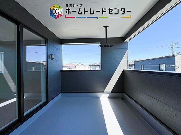 【バルコニー】南面に面したバルコニーはもちろん日当たり良好です。お洗濯物を干していただく際にも楽にできるように奥行きを広くお取りいたしました。明るく、暖かなゆとりあるスペースで快適に家事を行っていただけます。