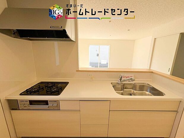 【【システムキッチン】】見栄えもよくお手入れもスムーズに出来ます。豊富な収納力もございますので、キッチンスペースをスッキリとお使い頂けそうです。
