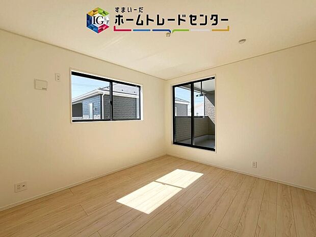 【リビング以外の居室】2階洋室です。このお部屋と隣室どちらからでもバルコニーは出入り可能です。バルコニーに面したお部屋を主寝室にしたのはいいけれど、お休みになってる方がいてお洗濯ものを干しに行けない、なんてことはありません