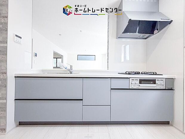【キッチン】見栄えもよくお手入れもスムーズに出来ます。豊富な収納力もございますので、キッチンスペースをスッキリとお使い頂けそうです。