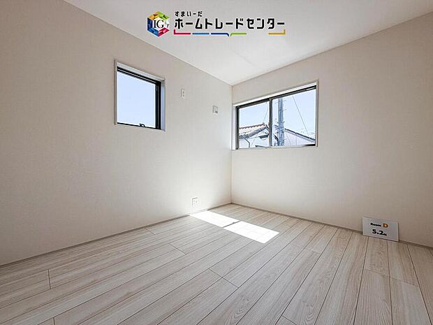 【洋室】2面採光の洋室です。窓からの眺望もよくなり視界が広いので、部屋にいても飽きません、そしてもちろん大切なのは明るさと風通し、明るい日差しと心地よい風で自分のお部屋でくつろげる贅沢をご提供します。
