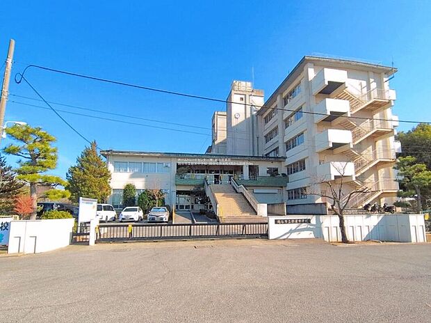 越谷市立新栄中学校(約350m)