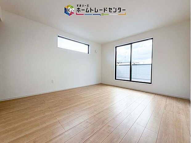 【リビング以外の居室】日当りの良さは写真でも充分に伝わるかと思いますが、開放感のある周囲にめぐまれたおかげで、風通しもとても良くなっております。ぜひ現地を見ていただき体感していただきたいポイントです。