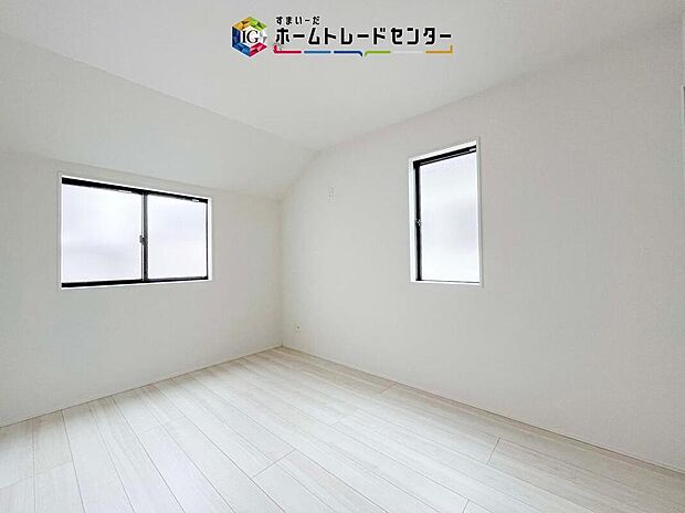 【リビング以外の居室】全居室2面採光です。光を取り入れやすのはもちろんですが、建物全体の窓の数も増えておりますので、換気性能に優れた物件です。窓を開ければ家中を気持ちの良い風が通り抜けます。