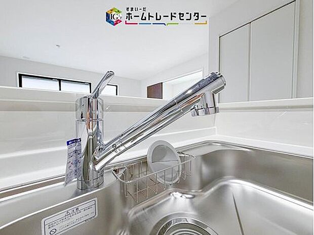 【【浄水器】】浄水カートリッジ内蔵で場所を取らずに見た目もスッキリ。ノズルはシャワーヘッドになっておりお掃除も楽々です。