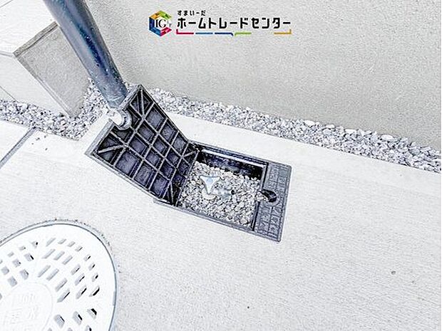 【【外水栓】】バーベキューなど、お庭でアウトドアを楽しむ方にとっては、外に水栓があれば家の中から水を運び出す手間が省けます。洗車の際にも便利です♪