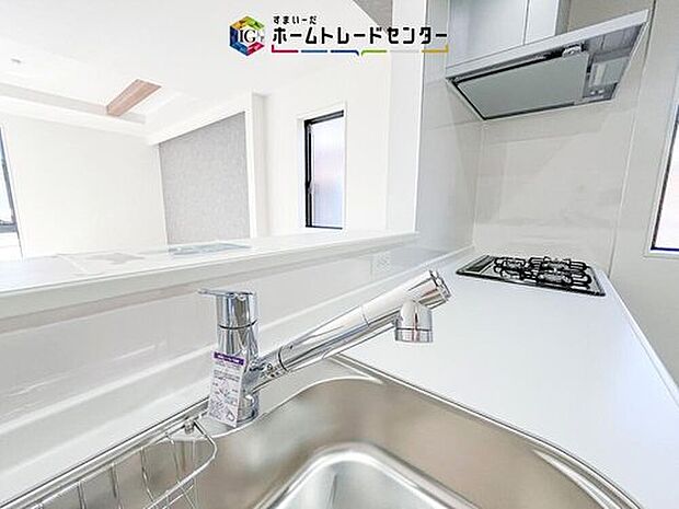 【【浄水器】】浄水カートリッジ内蔵で場所を取らずに見た目もスッキリ。ノズルはシャワーヘッドになっておりお掃除も楽々です。