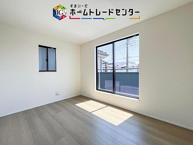 【リビング以外の居室】2階洋室です。このお部屋と隣室どちらからでもバルコニーは出入り可能です。バルコニーに面したお部屋を主寝室にしたのはいいけれど、お休みになってる方がいてお洗濯ものを干しに行けない、なんてことはありません