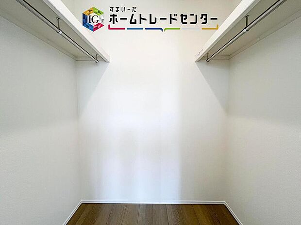 【収納】大容量のウォークインクローゼットです。どなた様でも収納に頭を悩ませたことがあるかと思います。ウォークインクローゼットがございますと一気に解決いたしますし、お部屋を最大限の空間ですっきりお使い頂けます。