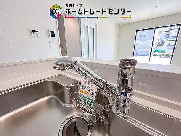 【【浄水器】】浄水カートリッジ内蔵で場所を取らずに見た目もスッキリ。ノズルはシャワーヘッドになっておりお掃除も楽々です。