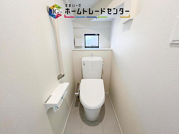 【【トイレ】】暖房機能の付いた便座は冬の寒い日にはあって良かったと本当に思います。もちろん快適で清潔なシャワー機能は標準で備えています。スペースも広くとっているので普段のお掃除もしやすいトイレスペースです。