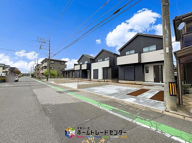 【前面道路含む現地写真】ご覧いただけているように、南道路で南側に日差しを遮るような建物はありません、日当たりは後では買えないものです。しっかりと目で見てご判断いただきたく思います。