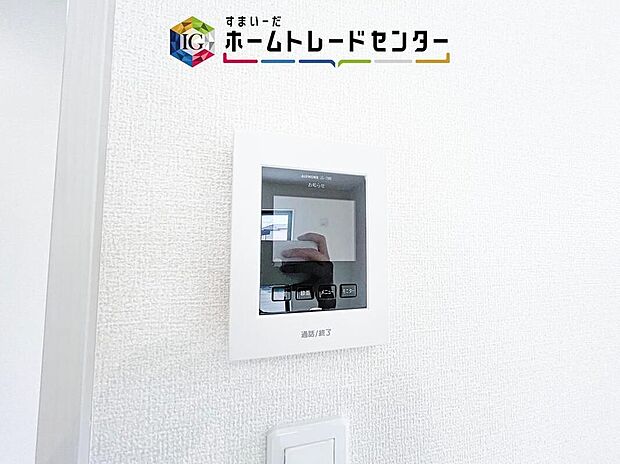 【【TVモニター付きインターホン】】録画機能もあり、どのような人が何時に来訪されたのかが分かります。防犯上はもちろん、お届け物などの把握にも便利です。ライトが付いているので、夜間でも安心です。