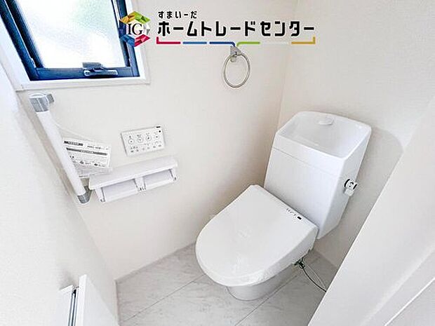 【【トイレ】】意外と後から気になるのがトイレの窓です。換気扇でもよいのですが、密閉された空間だからこそ、外気を取り込んだ方は、やはり気分はいいものです。もちろん今では当たり前のシャワートイレを採用しております。