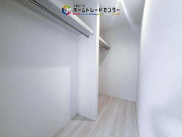 【収納】大容量のウォークインクローゼットです。どなた様でも収納に頭を悩ませたことがあるかと思います。ウォークインクローゼットがございますと一気に解決いたしますし、お部屋を最大限の空間ですっきりお使い頂けます。