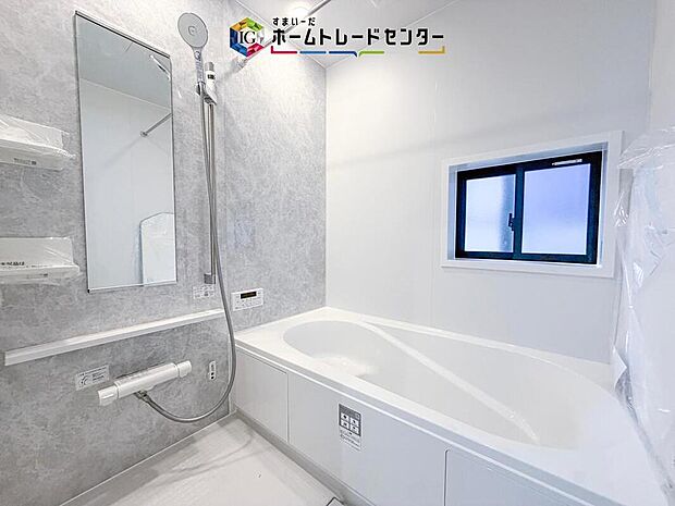【【浴室】】一坪タイプのユニットバスは、足をしっかりと延ばして一日の疲れを癒すことが可能です。浴室暖房乾燥機も完備しておりますので、カビの心配が無いのはもちろん、雨の日のお洗濯物はお風呂で乾かせます。