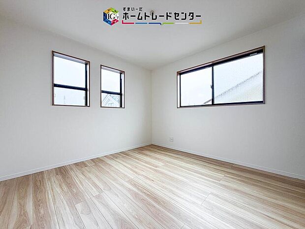 【リビング以外の居室】日当りの良さは写真でも充分に伝わるかと思いますが、開放感のある周囲にめぐまれたおかげで、風通しもとても良くなっております。ぜひ現地を見ていただき体感していただきたいポイントです。