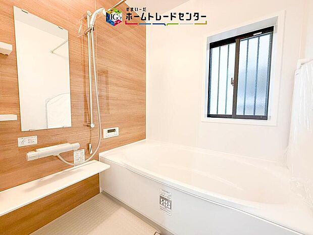 【【浴室】】一坪タイプのユニットバスは、足をしっかりと延ばして一日の疲れを癒すことが可能です。浴室暖房乾燥機も完備しておりますので、カビの心配が無いのはもちろん、雨の日のお洗濯物はお風呂で乾かせます。