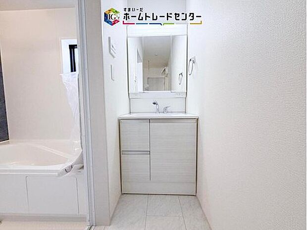 【【洗面台・洗面所】】合わせ鏡が可能な3面鏡です。朝の忙しい時間でもの身だしなみのチェックもここだけで完結できます。もちろん鏡の後ろは充分な収納力を持った収納となっており、視界に入る部分はスッキリと片付きます。