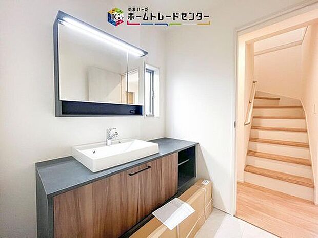 【【洗面台・洗面所】】洗面所と脱衣所を分けることで、家族が入浴中でも気兼ねなく手洗いや身支度が可能。来客時にも生活感をみせにくく、快適さとプライバシーを両立した間取りです。