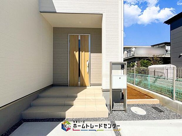【玄関】駐車場横のアプローチを上がると、木目調の高級感のある玄関ドアがございます。玄関を開けると広々とした空間と収納も目の前に！玄関が広い家は入った瞬間から気持ちが良いです。ぜひご自身で確かめて見て下さい。